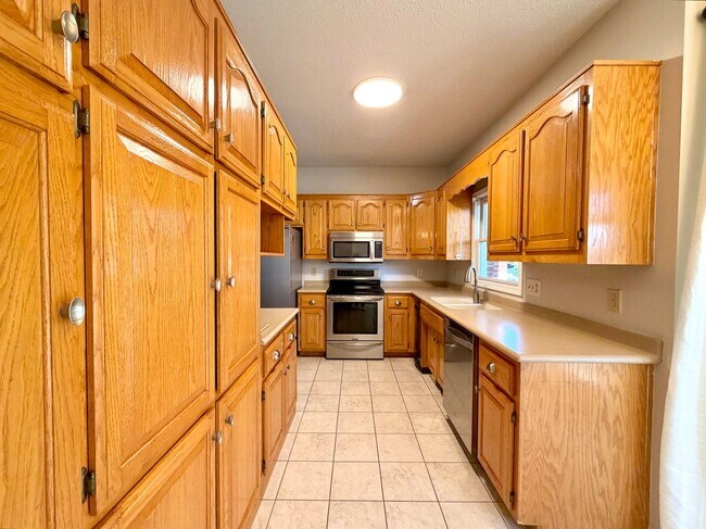 Building Photo - 1402 E Rhett Butler Rd