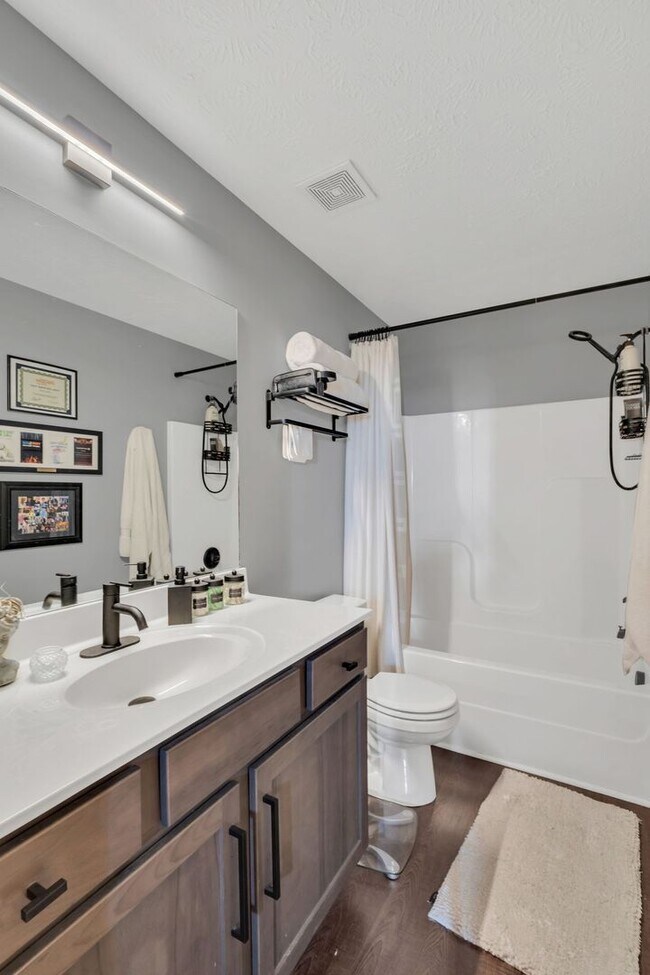 Building Photo - Great End-Unit Townhome with upgrades galore!