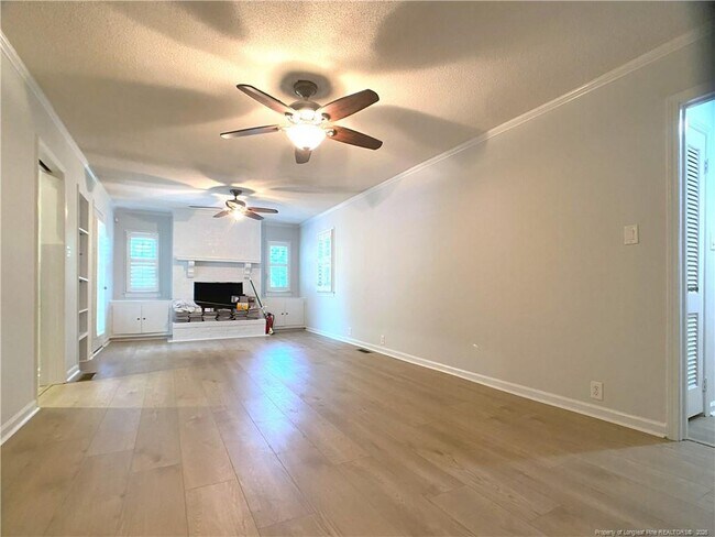 Building Photo - 2721 Mirror Lake Dr