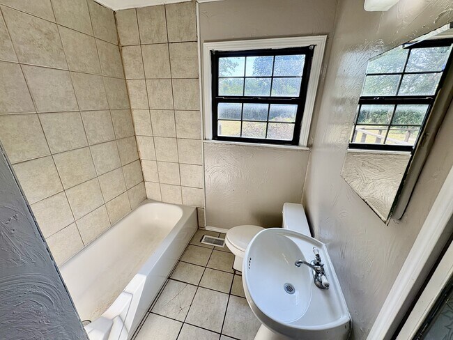 Building Photo - 418 Osage Dr