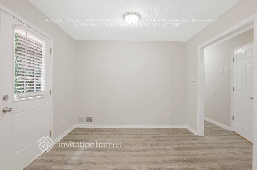 Building Photo - 2010 Carriage Way