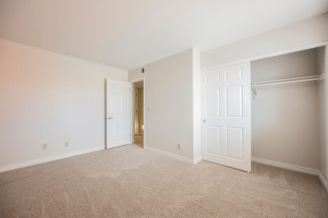 Building Photo - Beautiful 1 bedroom condo Resort style guard gated community