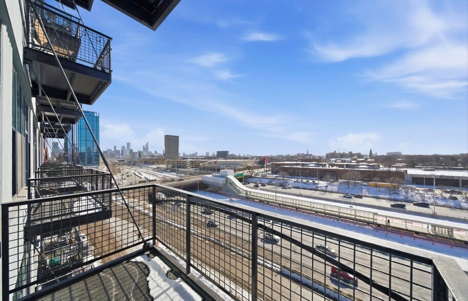 Building Photo - 1224 W Van Buren St