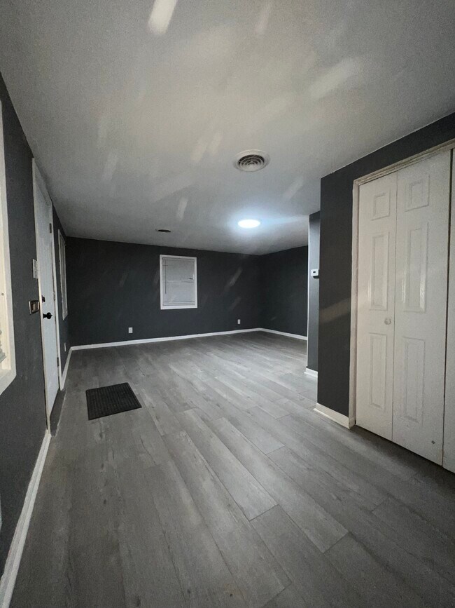 Building Photo - 916 W Tremont St