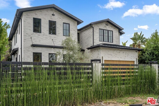 Building Photo - 4740 Sunnyslope Ave