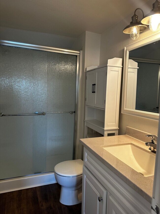 Building Photo - Beautiful 4 Bedroom house w/Hardwood Floor...
