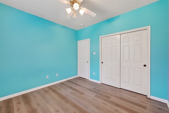 Building Photo - 23719 River Pl Dr