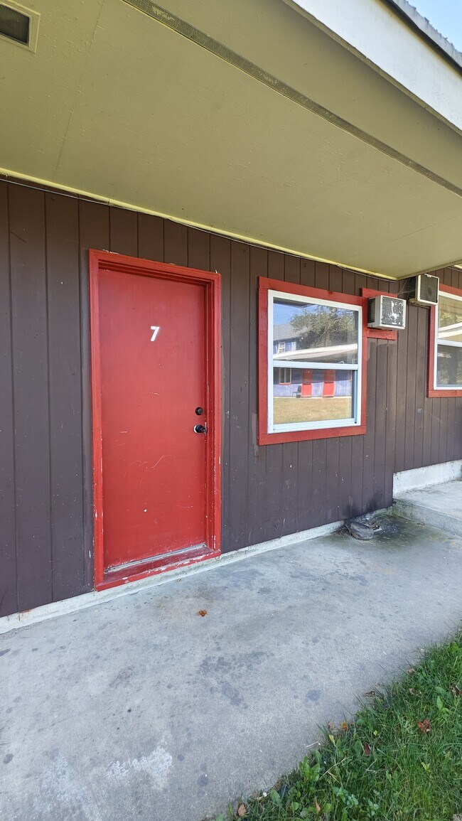 Building Photo - Hideout Rooms