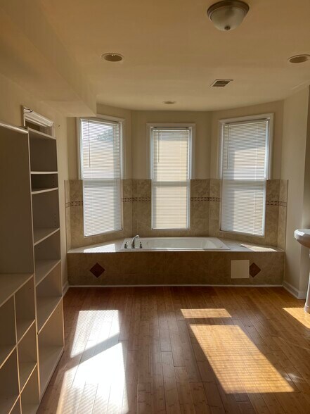 Building Photo - 2527 Brookfield Ave
