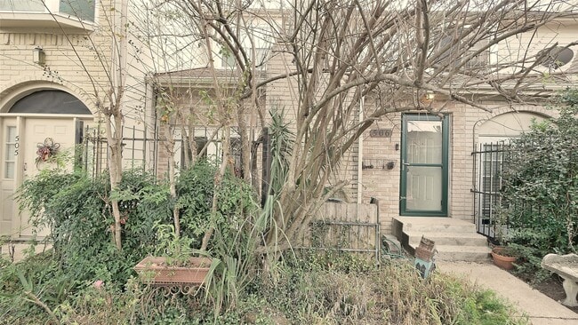 Building Photo - 800 Country Pl Dr