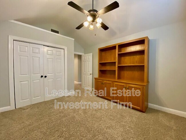 Building Photo - 5706 Wood Ridge Dr