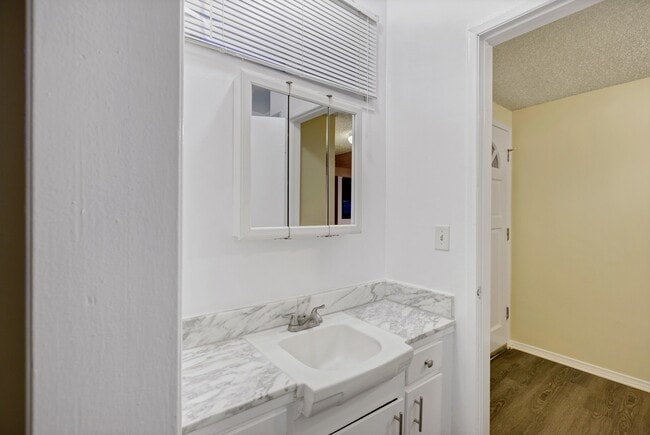 Building Photo - Charming Single-Story Pool Home in Prime Northridge Location