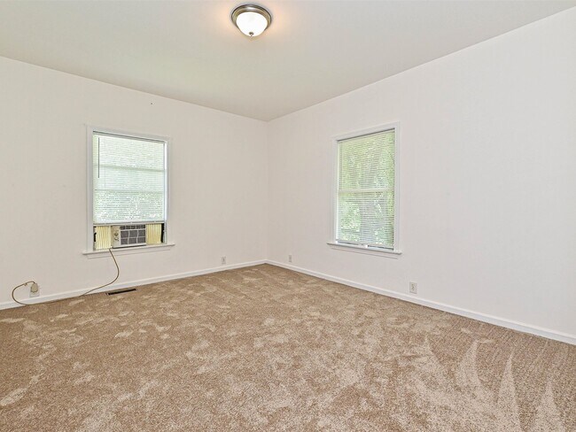 Building Photo - 610 N Pear St
