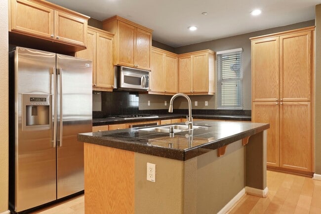 Building Photo - Beautiful 3 bedroom Bayside home available...