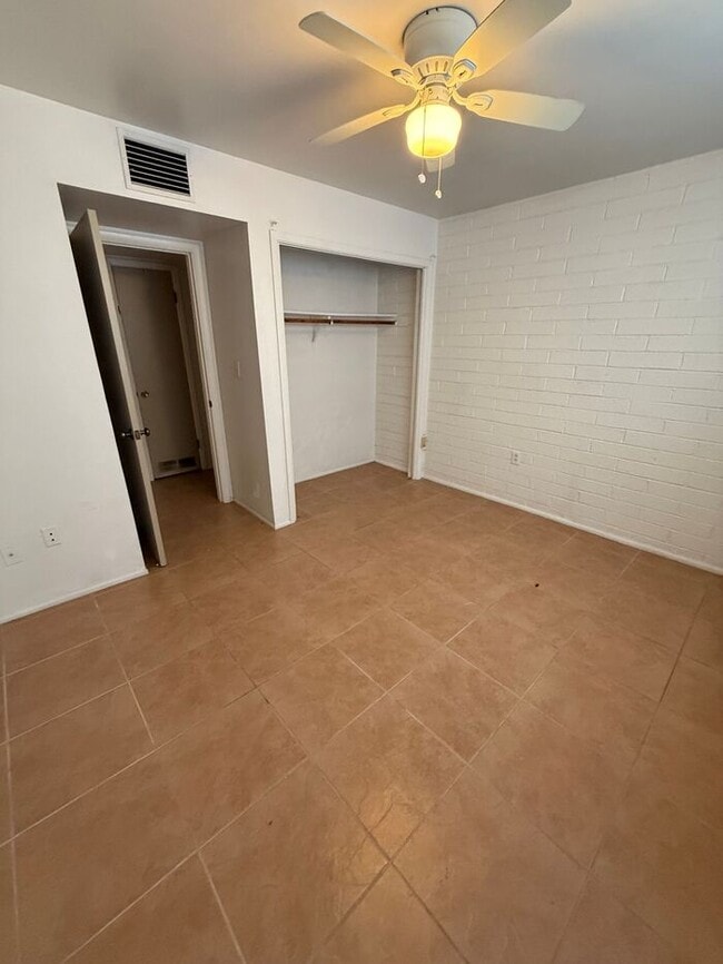 Building Photo - Town home For Rent