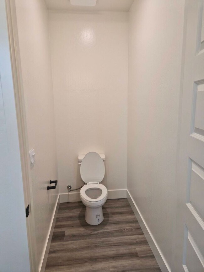 Building Photo - Large 4-Bedroom, 3-Bath Home