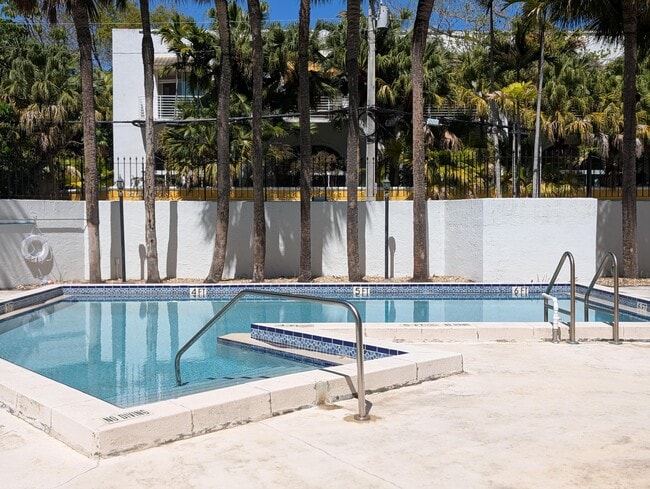 Building Photo - 2715 Tigertail Ave