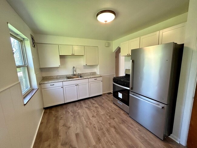 Building Photo - Adorable 3 bedroom 1 bath with garage