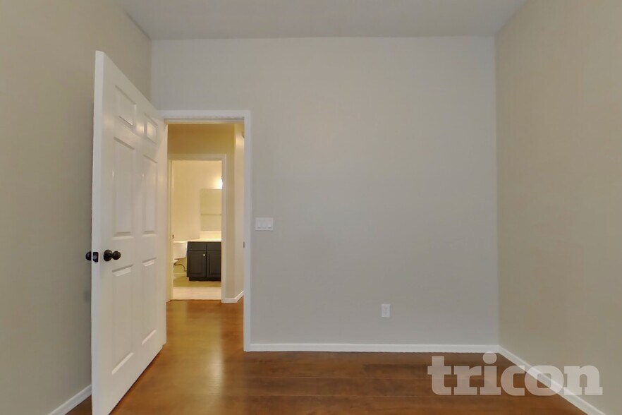 Building Photo - 6608 S 45th Ln