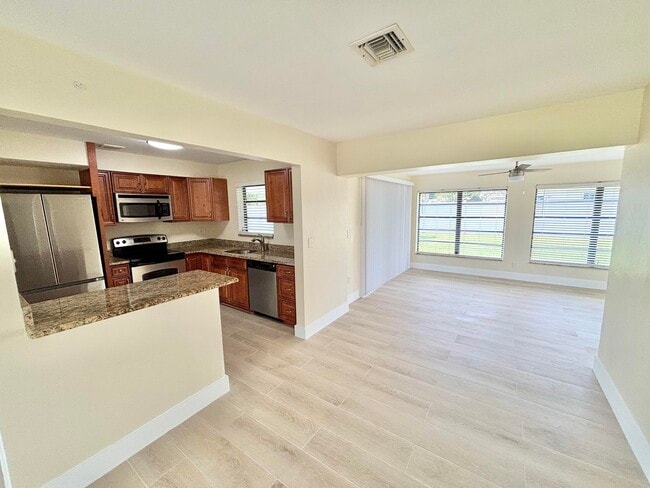 Building Photo - 2201 NE 5th Ave