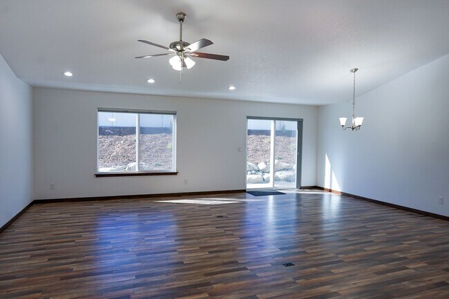Building Photo - Great home just outside of Post Falls