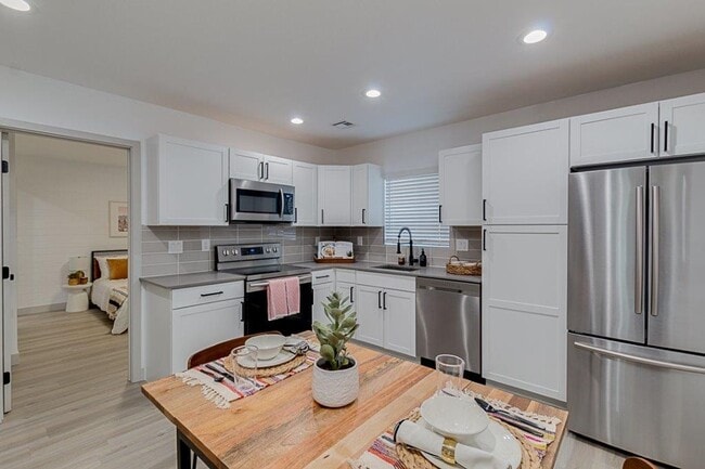 Building Photo - $599 Move in Special - Gorgeous, Open Concept Two Bed Two Bath near Old Town Scottsdale!