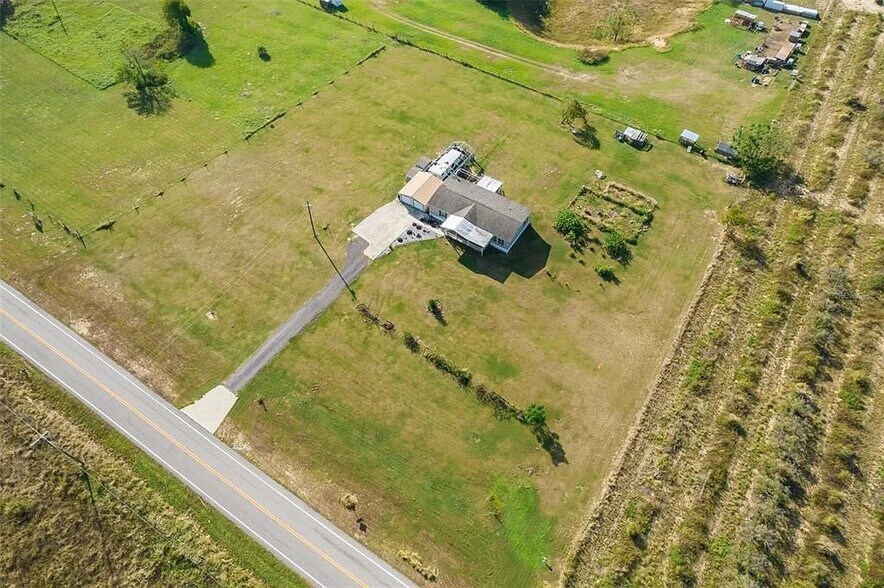 Building Photo - 401 Hatchineha Rd