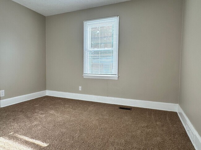 Building Photo - Recently updated spacious 2 bedroom with flex space and fenced backyard