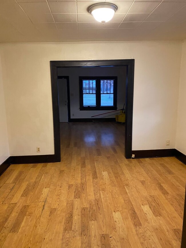 Building Photo - 2 Bedroom 1 bath with fenced in backyard $1200/mo