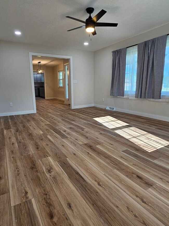Building Photo - 395 W Crocus Dr