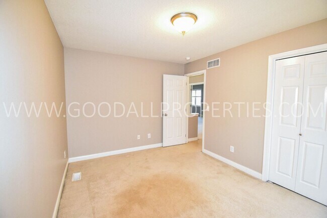 Building Photo - 3 Bedroom Home in West Des Moines