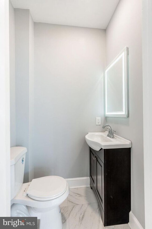 Building Photo - Breathtaking House for Rent wt Roof Deck