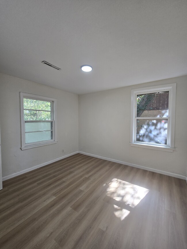 Building Photo - 1018 N Volutsia