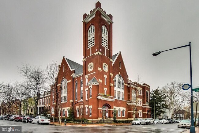Building Photo - 819 D St NE