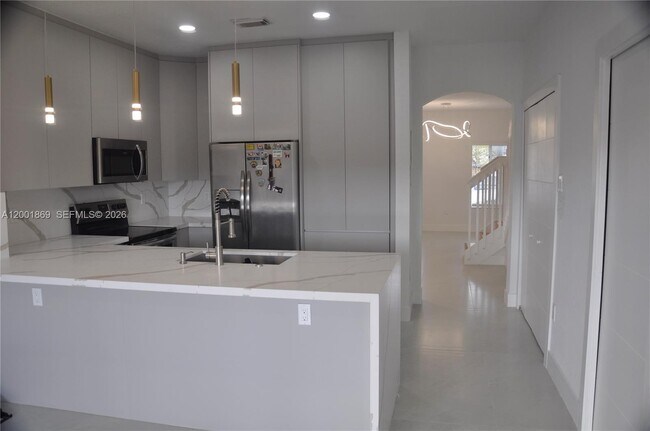 Building Photo - 8261 NW 107 Ct