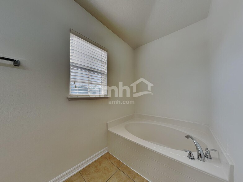 Building Photo - 1605 Pickard Cir