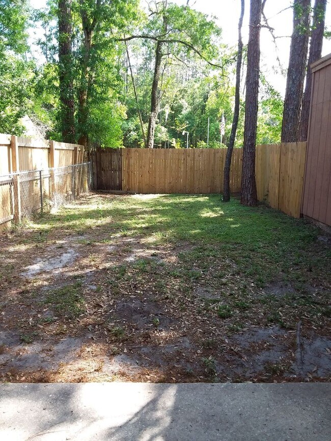 Building Photo - Lexington Square Townhome