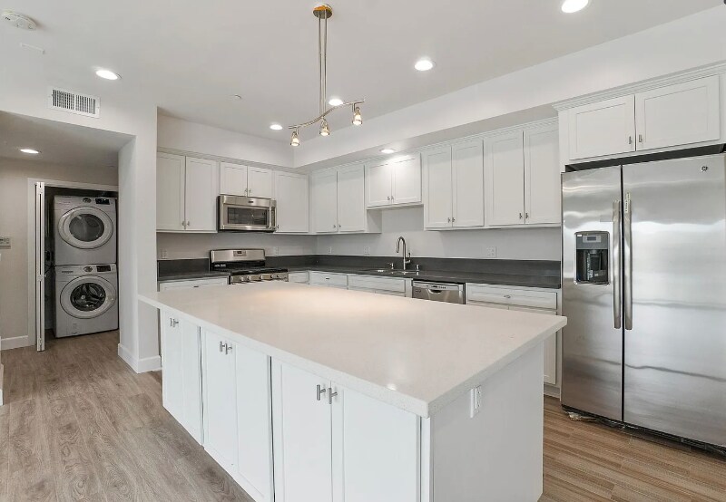 Building Photo - 5432 Hermitage Ave