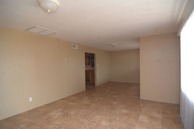 Building Photo - Charming 3 Bedroom 2 Bath Home! Central Tu...
