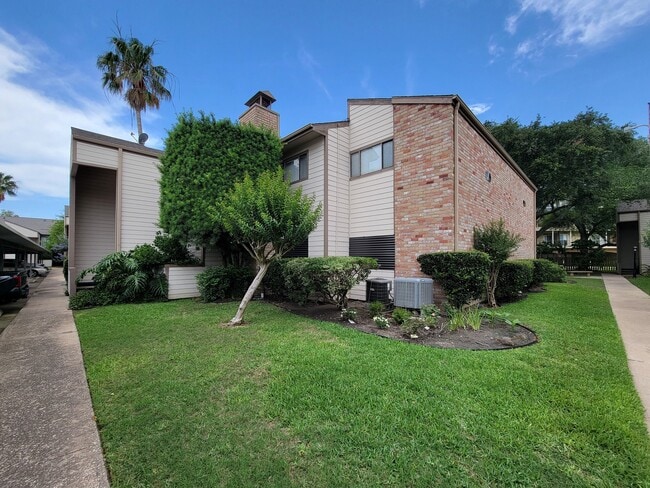 Building Photo - 7119 N Holiday Dr