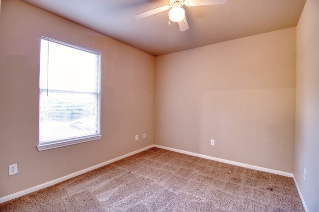 Building Photo - 1622 Dove Run