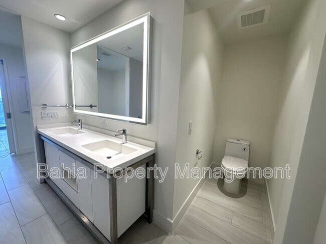 Building Photo - 2000 Metropica Wy