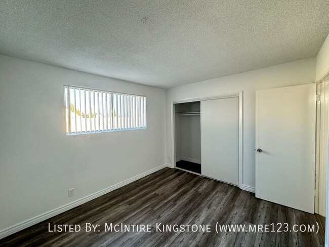 Building Photo - Move-in Specials Await in this Spacious 2B...