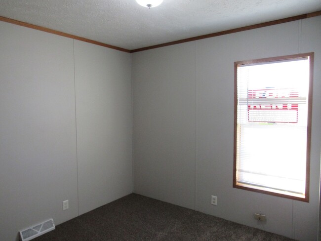 Building Photo - Newer Mobile Home! Move-in Ready!