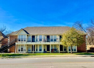 Building Photo - 3 Bedroom/2 Bath Apartment - New Paint & W...