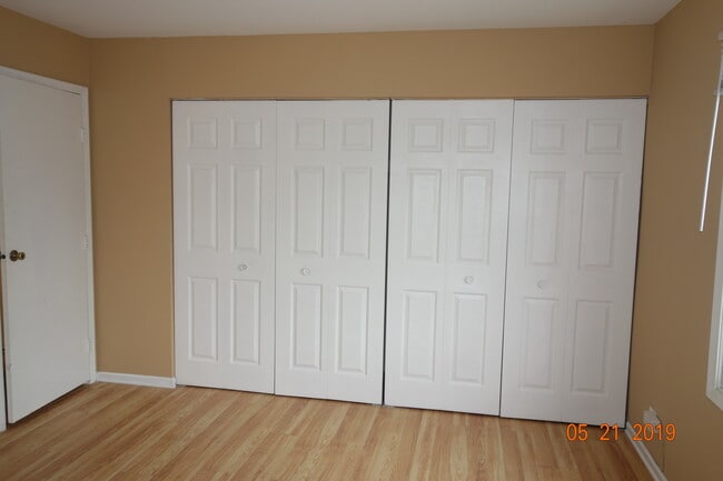 Building Photo - 300 Meadow Ct