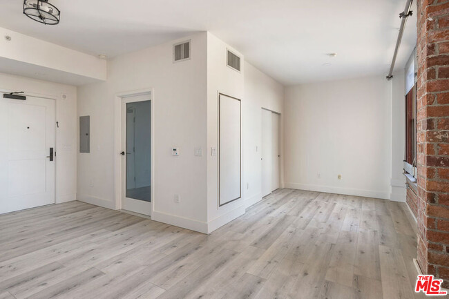 Building Photo - 460 S Spring St