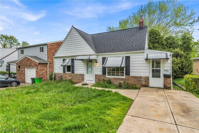 Building Photo - 5581 Saxon Dr