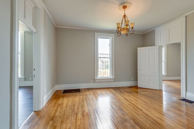 Building Photo - Charming 4-Bed Home Minutes from Downtown ...