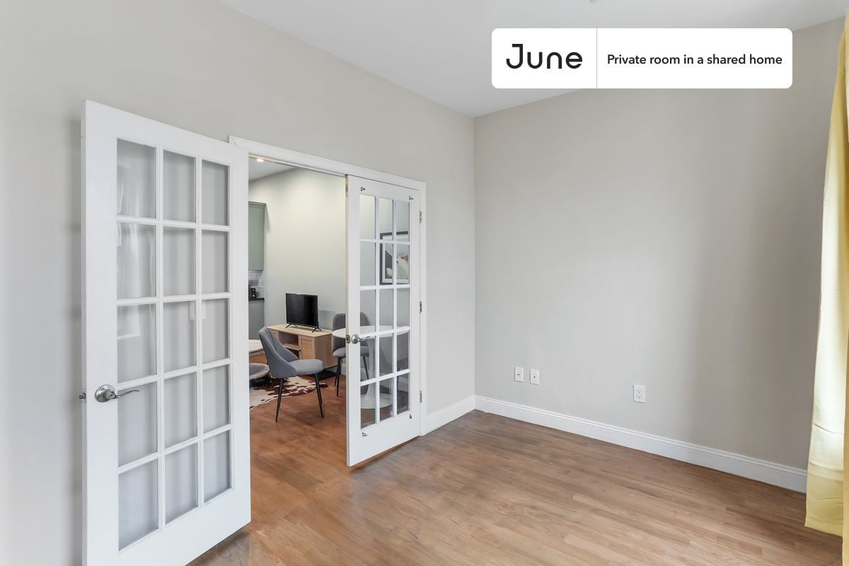 Building Photo - Private bedroom in 4 bed/1 bath Home